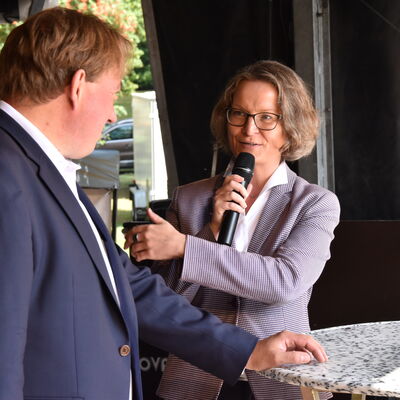 Landesministerin Ina Scharrenbach lie&szlig; es sich nicht nehmen, am Samstagvormittag bei der Er&ouml;ffnung des gro&szlig;en Aasee-Festes dabei zu sein. Zusammen mit B&uuml;rgermeister Dr. Marc Schrameyer machte sie nach Begr&uuml;&szlig;ung und Gru&szlig;wort auf der B&uuml;hne am neuen Outdoorpark einen Rundgang mit Abstechern zu den vielen Attraktionen rund um den Aasee. (Foto: Stadt Ibbenb&uuml;ren / Andr&eacute; Elshoff)
