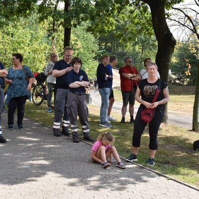 Landesministerin Ina Scharrenbach lie&szlig; es sich nicht nehmen, am Samstagvormittag bei der Er&ouml;ffnung des gro&szlig;en Aasee-Festes dabei zu sein. Zusammen mit B&uuml;rgermeister Dr. Marc Schrameyer machte sie nach Begr&uuml;&szlig;ung und Gru&szlig;wort auf der B&uuml;hne am neuen Outdoorpark einen Rundgang mit Abstechern zu den vielen Attraktionen rund um den Aasee. (Foto: Stadt Ibbenb&uuml;ren / Andr&eacute; Elshoff)