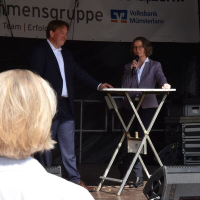 Landesministerin Ina Scharrenbach lie&szlig; es sich nicht nehmen, am Samstagvormittag bei der Er&ouml;ffnung des gro&szlig;en Aasee-Festes dabei zu sein. Zusammen mit B&uuml;rgermeister Dr. Marc Schrameyer machte sie nach Begr&uuml;&szlig;ung und Gru&szlig;wort auf der B&uuml;hne am neuen Outdoorpark einen Rundgang mit Abstechern zu den vielen Attraktionen rund um den Aasee. (Foto: Stadt Ibbenb&uuml;ren / Andr&eacute; Elshoff)