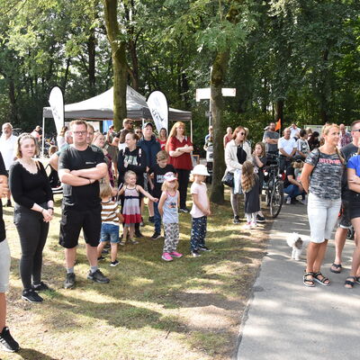 Landesministerin Ina Scharrenbach lie&szlig; es sich nicht nehmen, am Samstagvormittag bei der Er&ouml;ffnung des gro&szlig;en Aasee-Festes dabei zu sein. Zusammen mit B&uuml;rgermeister Dr. Marc Schrameyer machte sie nach Begr&uuml;&szlig;ung und Gru&szlig;wort auf der B&uuml;hne am neuen Outdoorpark einen Rundgang mit Abstechern zu den vielen Attraktionen rund um den Aasee. (Foto: Stadt Ibbenb&uuml;ren / Andr&eacute; Elshoff)