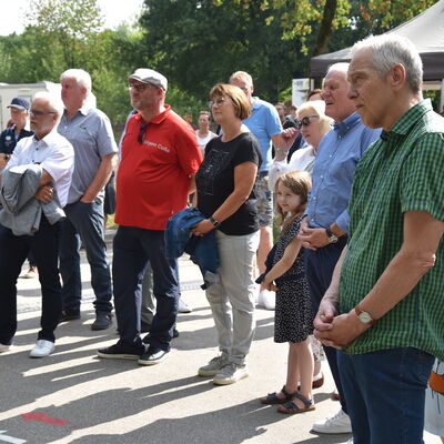 Landesministerin Ina Scharrenbach lie&szlig; es sich nicht nehmen, am Samstagvormittag bei der Er&ouml;ffnung des gro&szlig;en Aasee-Festes dabei zu sein. Zusammen mit B&uuml;rgermeister Dr. Marc Schrameyer machte sie nach Begr&uuml;&szlig;ung und Gru&szlig;wort auf der B&uuml;hne am neuen Outdoorpark einen Rundgang mit Abstechern zu den vielen Attraktionen rund um den Aasee. (Foto: Stadt Ibbenb&uuml;ren / Andr&eacute; Elshoff)