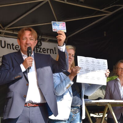 Landesministerin Ina Scharrenbach lie&szlig; es sich nicht nehmen, am Samstagvormittag bei der Er&ouml;ffnung des gro&szlig;en Aasee-Festes dabei zu sein. Zusammen mit B&uuml;rgermeister Dr. Marc Schrameyer machte sie nach Begr&uuml;&szlig;ung und Gru&szlig;wort auf der B&uuml;hne am neuen Outdoorpark einen Rundgang mit Abstechern zu den vielen Attraktionen rund um den Aasee. (Foto: Stadt Ibbenb&uuml;ren / Andr&eacute; Elshoff)