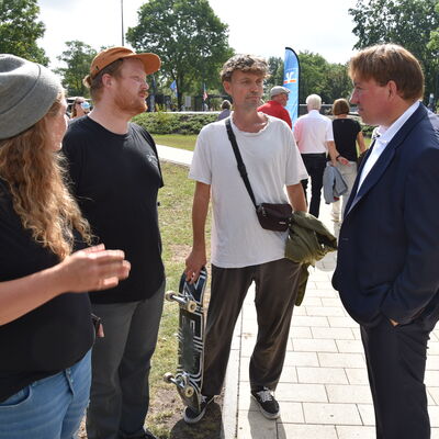 Landesministerin Ina Scharrenbach lie&szlig; es sich nicht nehmen, am Samstagvormittag bei der Er&ouml;ffnung des gro&szlig;en Aasee-Festes dabei zu sein. Zusammen mit B&uuml;rgermeister Dr. Marc Schrameyer machte sie nach Begr&uuml;&szlig;ung und Gru&szlig;wort auf der B&uuml;hne am neuen Outdoorpark einen Rundgang mit Abstechern zu den vielen Attraktionen rund um den Aasee. (Foto: Stadt Ibbenb&uuml;ren / Andr&eacute; Elshoff)
