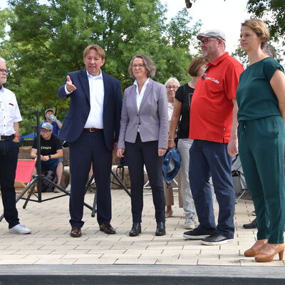 Landesministerin Ina Scharrenbach lie&szlig; es sich nicht nehmen, am Samstagvormittag bei der Er&ouml;ffnung des gro&szlig;en Aasee-Festes dabei zu sein. Zusammen mit B&uuml;rgermeister Dr. Marc Schrameyer machte sie nach Begr&uuml;&szlig;ung und Gru&szlig;wort auf der B&uuml;hne am neuen Outdoorpark einen Rundgang mit Abstechern zu den vielen Attraktionen rund um den Aasee. (Foto: Stadt Ibbenb&uuml;ren / Andr&eacute; Elshoff)