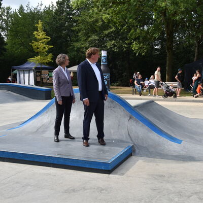Landesministerin Ina Scharrenbach lie&szlig; es sich nicht nehmen, am Samstagvormittag bei der Er&ouml;ffnung des gro&szlig;en Aasee-Festes dabei zu sein. Zusammen mit B&uuml;rgermeister Dr. Marc Schrameyer machte sie nach Begr&uuml;&szlig;ung und Gru&szlig;wort auf der B&uuml;hne am neuen Outdoorpark einen Rundgang mit Abstechern zu den vielen Attraktionen rund um den Aasee. (Foto: Stadt Ibbenb&uuml;ren / Andr&eacute; Elshoff)