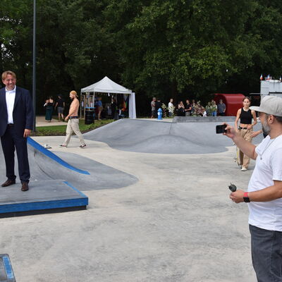 Landesministerin Ina Scharrenbach lie&szlig; es sich nicht nehmen, am Samstagvormittag bei der Er&ouml;ffnung des gro&szlig;en Aasee-Festes dabei zu sein. Zusammen mit B&uuml;rgermeister Dr. Marc Schrameyer machte sie nach Begr&uuml;&szlig;ung und Gru&szlig;wort auf der B&uuml;hne am neuen Outdoorpark einen Rundgang mit Abstechern zu den vielen Attraktionen rund um den Aasee. (Foto: Stadt Ibbenb&uuml;ren / Andr&eacute; Elshoff)