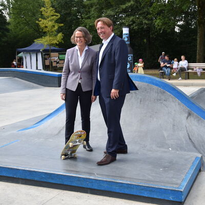 Landesministerin Ina Scharrenbach lie&szlig; es sich nicht nehmen, am Samstagvormittag bei der Er&ouml;ffnung des gro&szlig;en Aasee-Festes dabei zu sein. Zusammen mit B&uuml;rgermeister Dr. Marc Schrameyer machte sie nach Begr&uuml;&szlig;ung und Gru&szlig;wort auf der B&uuml;hne am neuen Outdoorpark einen Rundgang mit Abstechern zu den vielen Attraktionen rund um den Aasee. (Foto: Stadt Ibbenb&uuml;ren / Andr&eacute; Elshoff)