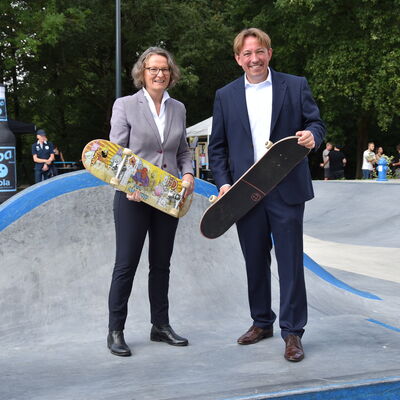 Landesministerin Ina Scharrenbach lie&szlig; es sich nicht nehmen, am Samstagvormittag bei der Er&ouml;ffnung des gro&szlig;en Aasee-Festes dabei zu sein. Zusammen mit B&uuml;rgermeister Dr. Marc Schrameyer machte sie nach Begr&uuml;&szlig;ung und Gru&szlig;wort auf der B&uuml;hne am neuen Outdoorpark einen Rundgang mit Abstechern zu den vielen Attraktionen rund um den Aasee. (Foto: Stadt Ibbenb&uuml;ren / Andr&eacute; Elshoff)