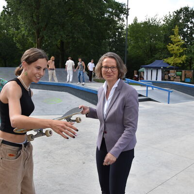 Landesministerin Ina Scharrenbach lie&szlig; es sich nicht nehmen, am Samstagvormittag bei der Er&ouml;ffnung des gro&szlig;en Aasee-Festes dabei zu sein. Zusammen mit B&uuml;rgermeister Dr. Marc Schrameyer machte sie nach Begr&uuml;&szlig;ung und Gru&szlig;wort auf der B&uuml;hne am neuen Outdoorpark einen Rundgang mit Abstechern zu den vielen Attraktionen rund um den Aasee. (Foto: Stadt Ibbenb&uuml;ren / Andr&eacute; Elshoff)