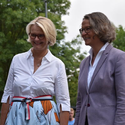 Landesministerin Ina Scharrenbach lie&szlig; es sich nicht nehmen, am Samstagvormittag bei der Er&ouml;ffnung des gro&szlig;en Aasee-Festes dabei zu sein. Zusammen mit B&uuml;rgermeister Dr. Marc Schrameyer machte sie nach Begr&uuml;&szlig;ung und Gru&szlig;wort auf der B&uuml;hne am neuen Outdoorpark einen Rundgang mit Abstechern zu den vielen Attraktionen rund um den Aasee. (Foto: Stadt Ibbenb&uuml;ren / Andr&eacute; Elshoff)