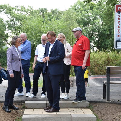Landesministerin Ina Scharrenbach lie&szlig; es sich nicht nehmen, am Samstagvormittag bei der Er&ouml;ffnung des gro&szlig;en Aasee-Festes dabei zu sein. Zusammen mit B&uuml;rgermeister Dr. Marc Schrameyer machte sie nach Begr&uuml;&szlig;ung und Gru&szlig;wort auf der B&uuml;hne am neuen Outdoorpark einen Rundgang mit Abstechern zu den vielen Attraktionen rund um den Aasee. (Foto: Stadt Ibbenb&uuml;ren / Andr&eacute; Elshoff)