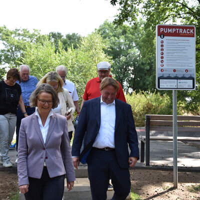 Landesministerin Ina Scharrenbach lie&szlig; es sich nicht nehmen, am Samstagvormittag bei der Er&ouml;ffnung des gro&szlig;en Aasee-Festes dabei zu sein. Zusammen mit B&uuml;rgermeister Dr. Marc Schrameyer machte sie nach Begr&uuml;&szlig;ung und Gru&szlig;wort auf der B&uuml;hne am neuen Outdoorpark einen Rundgang mit Abstechern zu den vielen Attraktionen rund um den Aasee. (Foto: Stadt Ibbenb&uuml;ren / Andr&eacute; Elshoff)