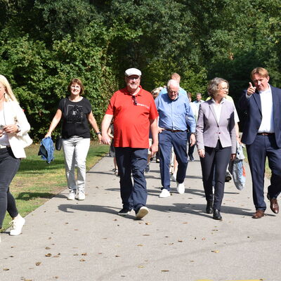 Landesministerin Ina Scharrenbach lie&szlig; es sich nicht nehmen, am Samstagvormittag bei der Er&ouml;ffnung des gro&szlig;en Aasee-Festes dabei zu sein. Zusammen mit B&uuml;rgermeister Dr. Marc Schrameyer machte sie nach Begr&uuml;&szlig;ung und Gru&szlig;wort auf der B&uuml;hne am neuen Outdoorpark einen Rundgang mit Abstechern zu den vielen Attraktionen rund um den Aasee. (Foto: Stadt Ibbenb&uuml;ren / Andr&eacute; Elshoff)