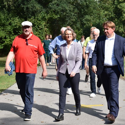 Landesministerin Ina Scharrenbach lie&szlig; es sich nicht nehmen, am Samstagvormittag bei der Er&ouml;ffnung des gro&szlig;en Aasee-Festes dabei zu sein. Zusammen mit B&uuml;rgermeister Dr. Marc Schrameyer machte sie nach Begr&uuml;&szlig;ung und Gru&szlig;wort auf der B&uuml;hne am neuen Outdoorpark einen Rundgang mit Abstechern zu den vielen Attraktionen rund um den Aasee. (Foto: Stadt Ibbenb&uuml;ren / Andr&eacute; Elshoff)
