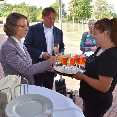 Landesministerin Ina Scharrenbach lie&szlig; es sich nicht nehmen, am Samstagvormittag bei der Er&ouml;ffnung des gro&szlig;en Aasee-Festes dabei zu sein. Zusammen mit B&uuml;rgermeister Dr. Marc Schrameyer machte sie nach Begr&uuml;&szlig;ung und Gru&szlig;wort auf der B&uuml;hne am neuen Outdoorpark einen Rundgang mit Abstechern zu den vielen Attraktionen rund um den Aasee. (Foto: Stadt Ibbenb&uuml;ren / Andr&eacute; Elshoff)