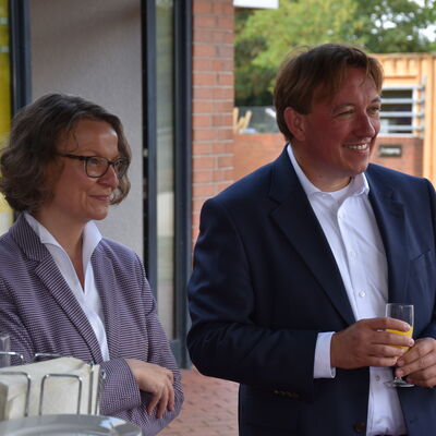 Landesministerin Ina Scharrenbach lie&szlig; es sich nicht nehmen, am Samstagvormittag bei der Er&ouml;ffnung des gro&szlig;en Aasee-Festes dabei zu sein. Zusammen mit B&uuml;rgermeister Dr. Marc Schrameyer machte sie nach Begr&uuml;&szlig;ung und Gru&szlig;wort auf der B&uuml;hne am neuen Outdoorpark einen Rundgang mit Abstechern zu den vielen Attraktionen rund um den Aasee. (Foto: Stadt Ibbenb&uuml;ren / Andr&eacute; Elshoff)