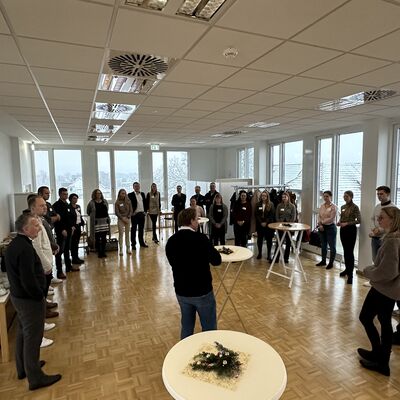 Um die erbrachten Leistungen und den Abschluss der Ausbildung zu w&uuml;rdigen, hat die Stadt Ibbenb&uuml;ren ihre ehemaligen Auszubildenden sowie Absolventinnen und Absolventen von beruflichen Weiterbildungen zu einer kleinen Feierstunde eingeladen. (Foto: Stadt Ibbenb&uuml;ren / Christina H&uuml;sken)