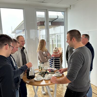 Um die erbrachten Leistungen und den Abschluss der Ausbildung zu w&uuml;rdigen, hat die Stadt Ibbenb&uuml;ren ihre ehemaligen Auszubildenden sowie Absolventinnen und Absolventen von beruflichen Weiterbildungen zu einer kleinen Feierstunde eingeladen. (Foto: Stadt Ibbenb&uuml;ren / Christina H&uuml;sken)