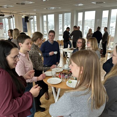 Um die erbrachten Leistungen und den Abschluss der Ausbildung zu w&uuml;rdigen, hat die Stadt Ibbenb&uuml;ren ihre ehemaligen Auszubildenden sowie Absolventinnen und Absolventen von beruflichen Weiterbildungen zu einer kleinen Feierstunde eingeladen. (Foto: Stadt Ibbenb&uuml;ren / Christina H&uuml;sken)