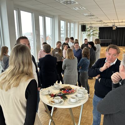 Um die erbrachten Leistungen und den Abschluss der Ausbildung zu w&uuml;rdigen, hat die Stadt Ibbenb&uuml;ren ihre ehemaligen Auszubildenden sowie Absolventinnen und Absolventen von beruflichen Weiterbildungen zu einer kleinen Feierstunde eingeladen. (Foto: Stadt Ibbenb&uuml;ren / Christina H&uuml;sken)