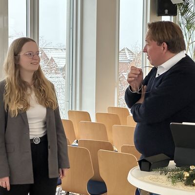 Um die erbrachten Leistungen und den Abschluss der Ausbildung zu w&uuml;rdigen, hat die Stadt Ibbenb&uuml;ren ihre ehemaligen Auszubildenden sowie Absolventinnen und Absolventen von beruflichen Weiterbildungen zu einer kleinen Feierstunde eingeladen. (Foto: Stadt Ibbenb&uuml;ren / Christina H&uuml;sken)