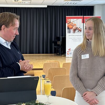 Um die erbrachten Leistungen und den Abschluss der Ausbildung zu w&uuml;rdigen, hat die Stadt Ibbenb&uuml;ren ihre ehemaligen Auszubildenden sowie Absolventinnen und Absolventen von beruflichen Weiterbildungen zu einer kleinen Feierstunde eingeladen. (Foto: Stadt Ibbenb&uuml;ren / Christina H&uuml;sken)