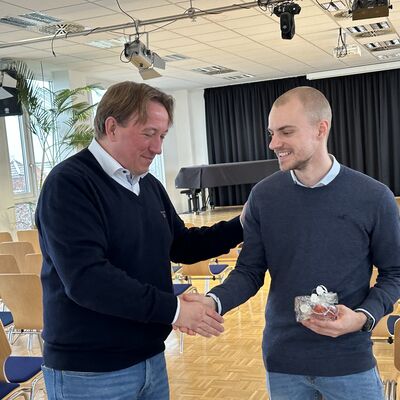Um die erbrachten Leistungen und den Abschluss der Ausbildung zu w&uuml;rdigen, hat die Stadt Ibbenb&uuml;ren ihre ehemaligen Auszubildenden sowie Absolventinnen und Absolventen von beruflichen Weiterbildungen zu einer kleinen Feierstunde eingeladen. (Foto: Stadt Ibbenb&uuml;ren / Christina H&uuml;sken)