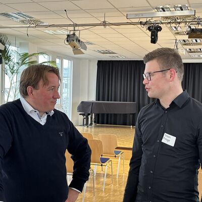 Um die erbrachten Leistungen und den Abschluss der Ausbildung zu w&uuml;rdigen, hat die Stadt Ibbenb&uuml;ren ihre ehemaligen Auszubildenden sowie Absolventinnen und Absolventen von beruflichen Weiterbildungen zu einer kleinen Feierstunde eingeladen. (Foto: Stadt Ibbenb&uuml;ren / Christina H&uuml;sken)