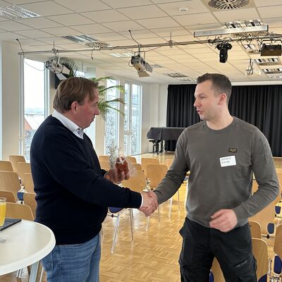 Um die erbrachten Leistungen und den Abschluss der Ausbildung zu w&uuml;rdigen, hat die Stadt Ibbenb&uuml;ren ihre ehemaligen Auszubildenden sowie Absolventinnen und Absolventen von beruflichen Weiterbildungen zu einer kleinen Feierstunde eingeladen. (Foto: Stadt Ibbenb&uuml;ren / Christina H&uuml;sken)