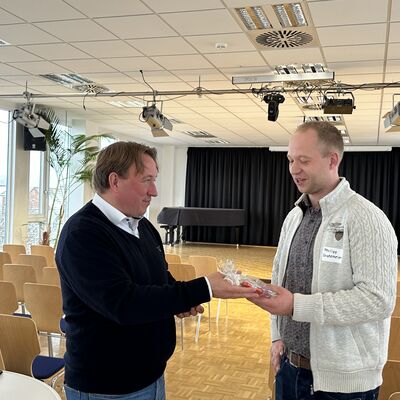 Um die erbrachten Leistungen und den Abschluss der Ausbildung zu w&uuml;rdigen, hat die Stadt Ibbenb&uuml;ren ihre ehemaligen Auszubildenden sowie Absolventinnen und Absolventen von beruflichen Weiterbildungen zu einer kleinen Feierstunde eingeladen. (Foto: Stadt Ibbenb&uuml;ren / Christina H&uuml;sken)