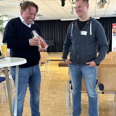 Um die erbrachten Leistungen und den Abschluss der Ausbildung zu w&uuml;rdigen, hat die Stadt Ibbenb&uuml;ren ihre ehemaligen Auszubildenden sowie Absolventinnen und Absolventen von beruflichen Weiterbildungen zu einer kleinen Feierstunde eingeladen. (Foto: Stadt Ibbenb&uuml;ren / Christina H&uuml;sken)