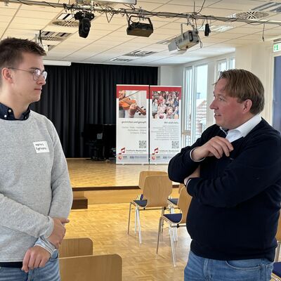 Um die erbrachten Leistungen und den Abschluss der Ausbildung zu w&uuml;rdigen, hat die Stadt Ibbenb&uuml;ren ihre ehemaligen Auszubildenden sowie Absolventinnen und Absolventen von beruflichen Weiterbildungen zu einer kleinen Feierstunde eingeladen. (Foto: Stadt Ibbenb&uuml;ren / Christina H&uuml;sken)