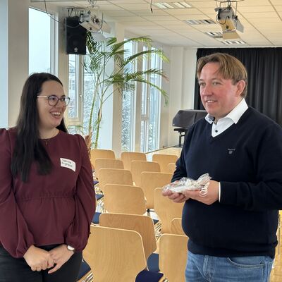 Um die erbrachten Leistungen und den Abschluss der Ausbildung zu w&uuml;rdigen, hat die Stadt Ibbenb&uuml;ren ihre ehemaligen Auszubildenden sowie Absolventinnen und Absolventen von beruflichen Weiterbildungen zu einer kleinen Feierstunde eingeladen. (Foto: Stadt Ibbenb&uuml;ren / Christina H&uuml;sken)