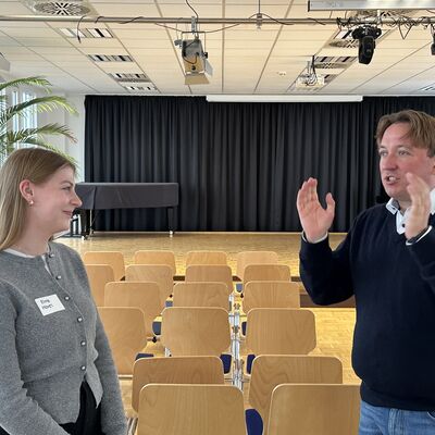 Um die erbrachten Leistungen und den Abschluss der Ausbildung zu w&uuml;rdigen, hat die Stadt Ibbenb&uuml;ren ihre ehemaligen Auszubildenden sowie Absolventinnen und Absolventen von beruflichen Weiterbildungen zu einer kleinen Feierstunde eingeladen. (Foto: Stadt Ibbenb&uuml;ren / Christina H&uuml;sken)