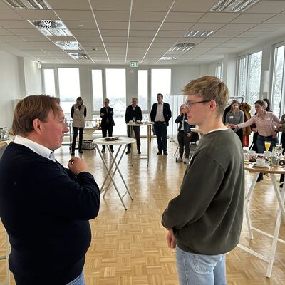 Um die erbrachten Leistungen und den Abschluss der Ausbildung zu w&uuml;rdigen, hat die Stadt Ibbenb&uuml;ren ihre ehemaligen Auszubildenden sowie Absolventinnen und Absolventen von beruflichen Weiterbildungen zu einer kleinen Feierstunde eingeladen. (Foto: Stadt Ibbenb&uuml;ren / Christina H&uuml;sken)