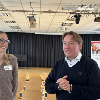 Um die erbrachten Leistungen und den Abschluss der Ausbildung zu w&uuml;rdigen, hat die Stadt Ibbenb&uuml;ren ihre ehemaligen Auszubildenden sowie Absolventinnen und Absolventen von beruflichen Weiterbildungen zu einer kleinen Feierstunde eingeladen. (Foto: Stadt Ibbenb&uuml;ren / Christina H&uuml;sken)