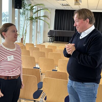 Um die erbrachten Leistungen und den Abschluss der Ausbildung zu w&uuml;rdigen, hat die Stadt Ibbenb&uuml;ren ihre ehemaligen Auszubildenden sowie Absolventinnen und Absolventen von beruflichen Weiterbildungen zu einer kleinen Feierstunde eingeladen. (Foto: Stadt Ibbenb&uuml;ren / Christina H&uuml;sken)