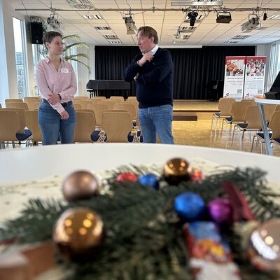 Um die erbrachten Leistungen und den Abschluss der Ausbildung zu w&uuml;rdigen, hat die Stadt Ibbenb&uuml;ren ihre ehemaligen Auszubildenden sowie Absolventinnen und Absolventen von beruflichen Weiterbildungen zu einer kleinen Feierstunde eingeladen. (Foto: Stadt Ibbenb&uuml;ren / Christina H&uuml;sken)
