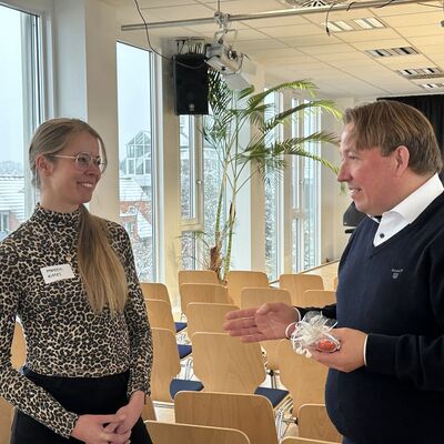 Um die erbrachten Leistungen und den Abschluss der Ausbildung zu w&uuml;rdigen, hat die Stadt Ibbenb&uuml;ren ihre ehemaligen Auszubildenden sowie Absolventinnen und Absolventen von beruflichen Weiterbildungen zu einer kleinen Feierstunde eingeladen. (Foto: Stadt Ibbenb&uuml;ren / Christina H&uuml;sken)