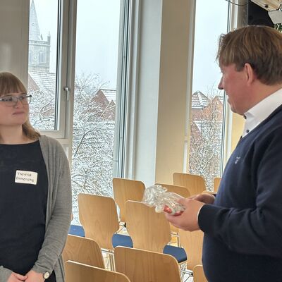 Um die erbrachten Leistungen und den Abschluss der Ausbildung zu w&uuml;rdigen, hat die Stadt Ibbenb&uuml;ren ihre ehemaligen Auszubildenden sowie Absolventinnen und Absolventen von beruflichen Weiterbildungen zu einer kleinen Feierstunde eingeladen. (Foto: Stadt Ibbenb&uuml;ren / Christina H&uuml;sken)