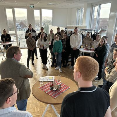 Im Rahmen einer kleinen Feierstunde wurde der Einstellungsjahrgang 2021 geehrt. (Foto: Stadt Ibbenb&uuml;ren / Christina H&uuml;sken)
