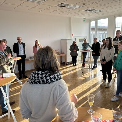 Im Rahmen einer kleinen Feierstunde wurde der Einstellungsjahrgang 2021 geehrt. (Foto: Stadt Ibbenb&uuml;ren / Christina H&uuml;sken)