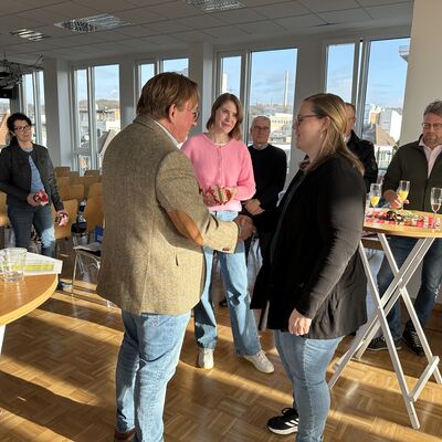 Im Rahmen einer kleinen Feierstunde wurde der Einstellungsjahrgang 2021 geehrt. (Foto: Stadt Ibbenb&uuml;ren / Christina H&uuml;sken)