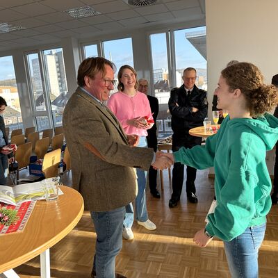 Im Rahmen einer kleinen Feierstunde wurde der Einstellungsjahrgang 2021 geehrt. (Foto: Stadt Ibbenb&uuml;ren / Christina H&uuml;sken)