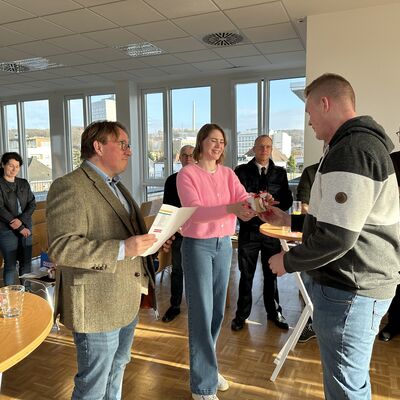 Im Rahmen einer kleinen Feierstunde wurde der Einstellungsjahrgang 2021 geehrt. (Foto: Stadt Ibbenb&uuml;ren / Christina H&uuml;sken)