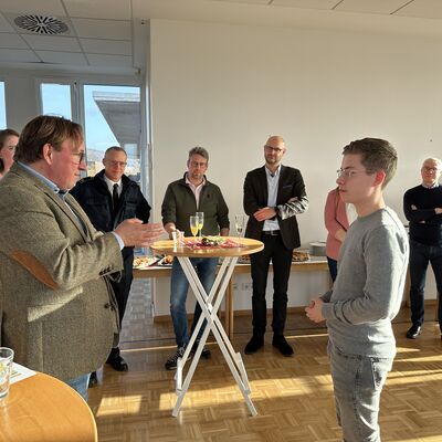Im Rahmen einer kleinen Feierstunde wurde der Einstellungsjahrgang 2021 geehrt. (Foto: Stadt Ibbenb&uuml;ren / Christina H&uuml;sken)