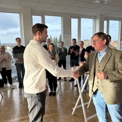 Im Rahmen einer kleinen Feierstunde wurde der Einstellungsjahrgang 2021 geehrt. (Foto: Stadt Ibbenb&uuml;ren / Christina H&uuml;sken)