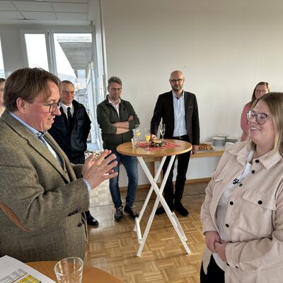 Im Rahmen einer kleinen Feierstunde wurde der Einstellungsjahrgang 2021 geehrt. (Foto: Stadt Ibbenb&uuml;ren / Christina H&uuml;sken)