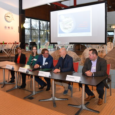 Zur Vertragsunterzeichnung f&uuml;r den Neubau eines Schul- und Vereinsschwimmbades trafen sich die Beteiligten im Ibbenb&uuml;rener Aaseebad. (Foto: Stadt Ibbenb&uuml;ren / Andr&eacute; Elshoff)