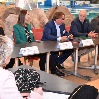 Zur Vertragsunterzeichnung f&uuml;r den Neubau eines Schul- und Vereinsschwimmbades trafen sich die Beteiligten im Ibbenb&uuml;rener Aaseebad. (Foto: Stadt Ibbenb&uuml;ren / Andr&eacute; Elshoff)